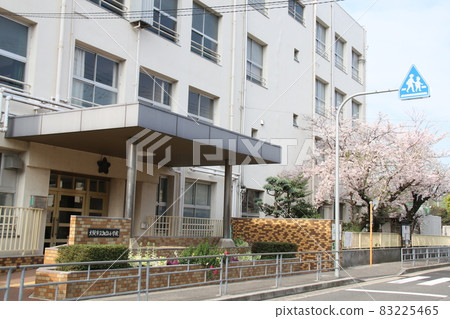 Osaka Municipal Suwa Elementary School 83225465