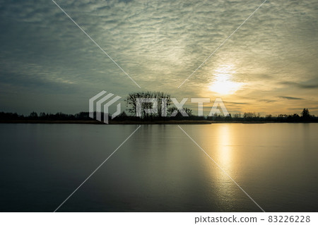 The glow of the sun in the frozen lake The glow of the sun in the frozen lake 83226228