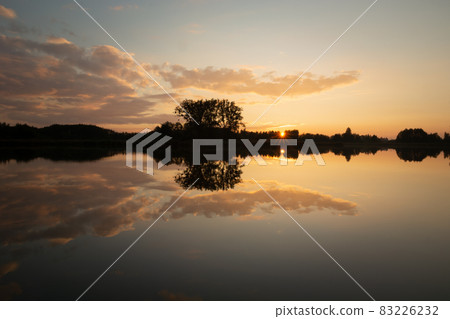 Reflection of the sunset and clouds in the lake 83226232