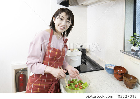 在廚房做飯的女人 83227085
