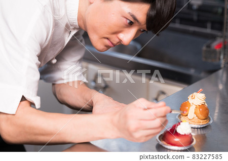 Pastry chef who challenges sweets making "Western confectionery shop sentiment" 83227585