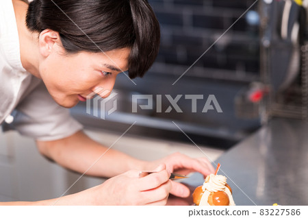 挑戰甜點製作的糕點師“西式糕點店情緒” 挑戰甜點製作的糕點師“西式糕點店情緒” 83227586