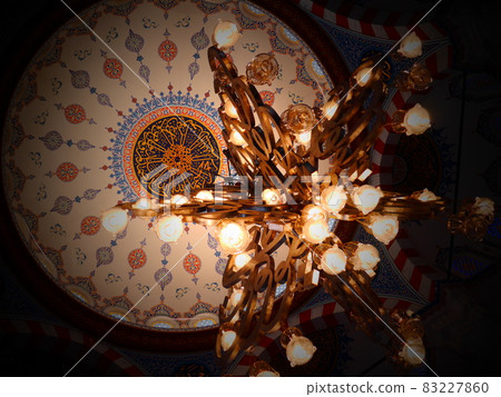 圓頂天花板和帶有蔓藤花紋圖案的枝形吊燈 圓頂天花板和帶有蔓藤花紋圖案的枝形吊燈 83227860