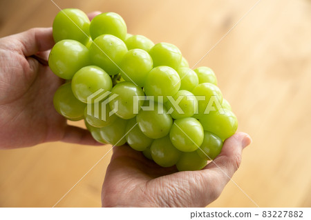 Female grapes with a bunch of Shine Muscat (September) 83227882
