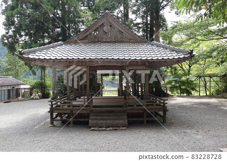 Scenery of a shrine building among large trees and green trees 83228728