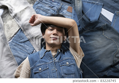 收集牛仔布和牛仔褲的男士 收集牛仔布和牛仔褲的男士 83228745