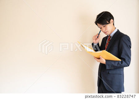 檢查文件的商人 檢查文件的商人 83228747