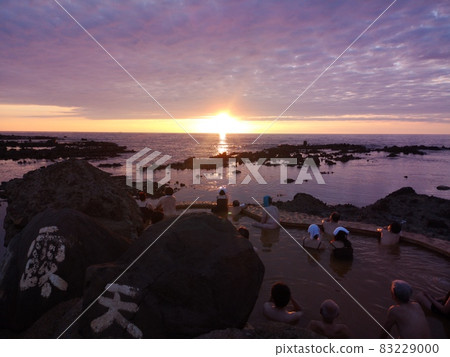在海邊的露天浴池 在海邊的露天浴池 83229000