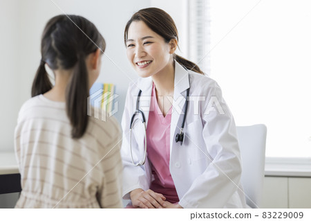 Doctors examining children 83229009