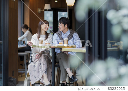 中年夫婦在咖啡館消磨時光 83229015