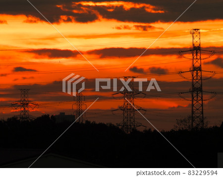 日出背景下的輸電線 83229594