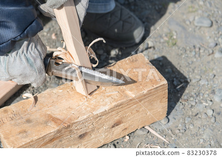 [Make a feather stick with a survival knife] 83230378