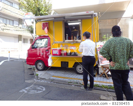 午餐時間廚房車 受歡迎的廚房車外賣午餐 午餐時間廚房車 受歡迎的廚房車外賣午餐 83230455