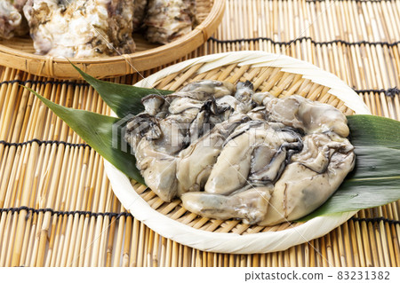 Raw oysters Raw oysters 83231382