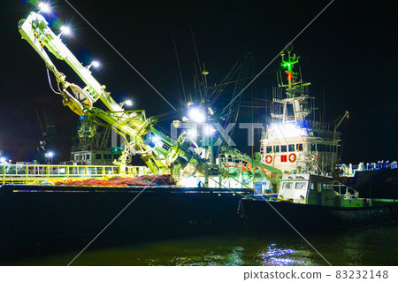 夜間停泊在港口的漁船夜景照片_29 83232148