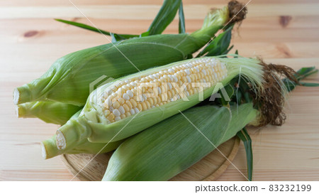 去皮的玉米。 83232199