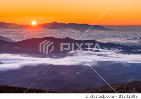 《Gunma Prefecture》 A spectacular view of the sunrise at Shibutoge and the highest point on the national highway 《Gunma Prefecture》 A spectacular view of the sunrise at Shibutoge and the highest point on the national highway 83232699
