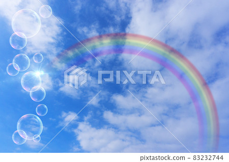 彩虹覆蓋的藍天、雲彩和肥皂泡的背景素材_e_25 彩虹覆蓋的藍天、雲彩和肥皂泡的背景素材_e_25 83232744