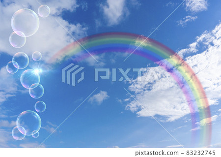 彩虹覆蓋的藍天、雲彩和肥皂泡的背景素材_e_26 83232745