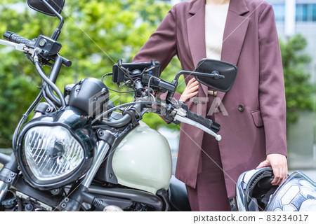Image cut of a business woman who commute by motorcycle 83234017