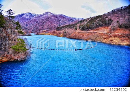 蔚藍的湖水 83234302