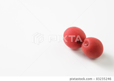 白色背景上的梅干（小粒） 83235246