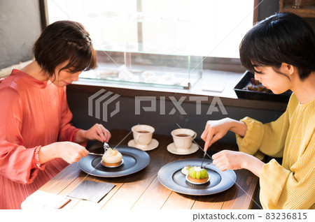 兩個女人在咖啡館吃蛋糕“西式糕點店情懷” 83236815