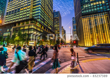 日本東京城市景觀,從大手町站前的十字路口俯瞰夕陽下閃耀的商業區 日本東京城市景觀,從大手町站前的十字路口俯瞰夕陽下閃耀的商業區 83237389