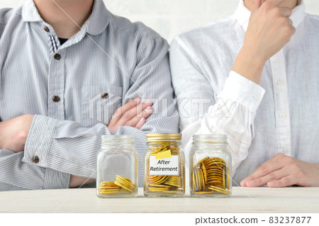 一對夫婦想著退休後剩下的錢 一對夫婦想著退休後剩下的錢 83237877
