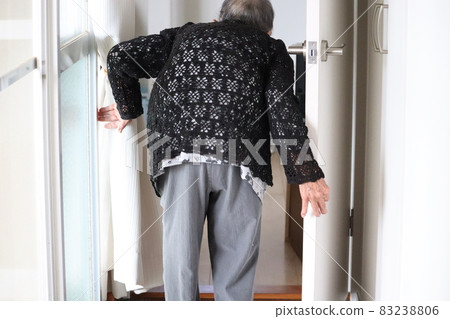 Barrier-free in an aging society Barrier-free in an aging society 83238806