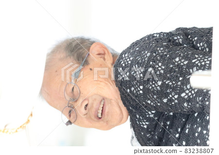 Smiley grandma 83238807
