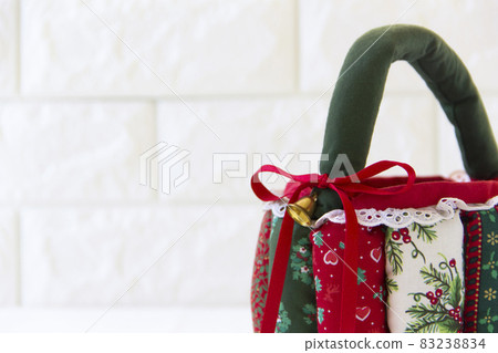 帶紅絲帶和鈴鐺的聖誕圖案小包 帶紅絲帶和鈴鐺的聖誕圖案小包 83238834