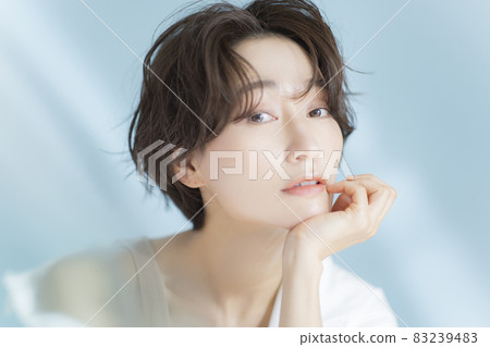 短髮女人白襯衫 83239483
