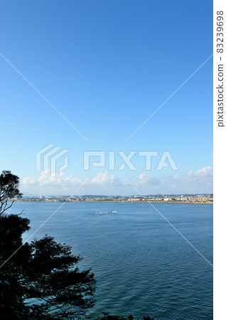 Scenery of Katase Nishihama beach in Enoshima in late autumn 83239698
