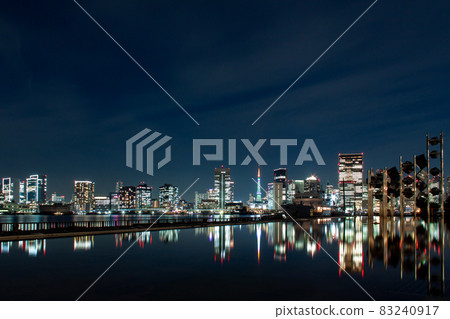 東京灣和東京塔的美麗全景夜景 83240917