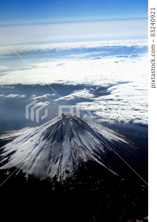 富士山頂的白雪,白雲海,背景是藍天。 富士山頂的白雪,白雲海,背景是藍天。 83240921