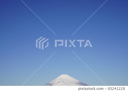 藍天白雲和白雪皚皚的富士山 83241228
