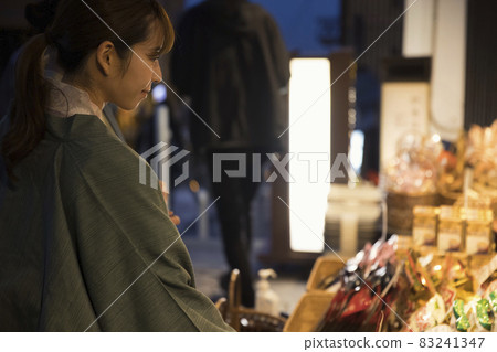 一位年輕女子夜間在伊香保石階上看紀念品店 一位年輕女子夜間在伊香保石階上看紀念品店 83241347