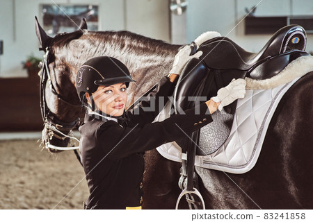 woman jockey with his horse 83241858