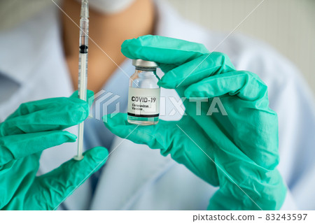 Skillful doctor prepare vaccine proficiently before injection 83243597