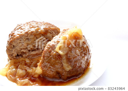 充滿肉汁的漢堡牛排的橫截面 充滿肉汁的漢堡牛排的橫截面 83243964