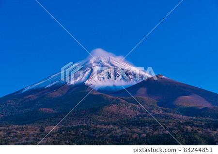 (Shizuoka Prefecture) Mt. Fuji with autumn leaves and snow makeup before dawn (Shizuoka Prefecture) Mt. Fuji with autumn leaves and snow makeup before dawn 83244851