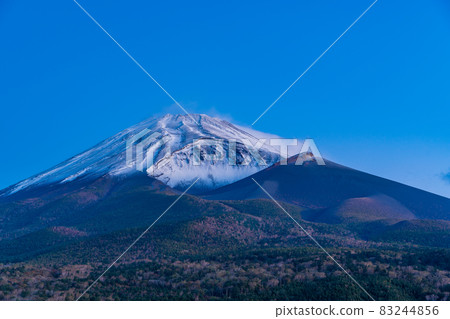 (Shizuoka Prefecture) Mt. Fuji with autumn leaves and snow makeup before dawn (Shizuoka Prefecture) Mt. Fuji with autumn leaves and snow makeup before dawn 83244856