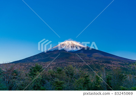 (Shizuoka Prefecture) Mt. Fuji bathed in autumn leaves, snow makeup, and the rising sun (Shizuoka Prefecture) Mt. Fuji bathed in autumn leaves, snow makeup, and the rising sun 83245069