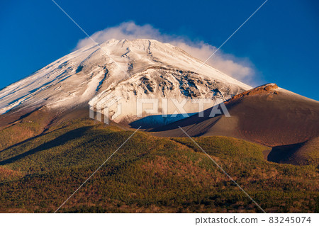 (Shizuoka Prefecture) Mt. Fuji bathed in autumn leaves, snow makeup, and the rising sun (Shizuoka Prefecture) Mt. Fuji bathed in autumn leaves, snow makeup, and the rising sun 83245074