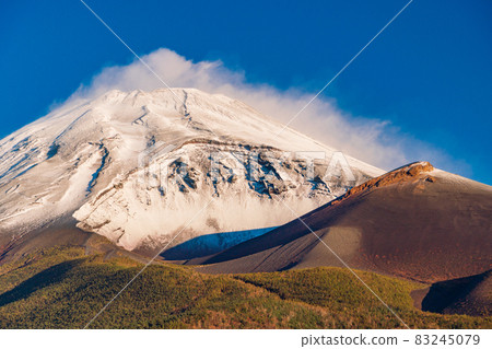 (Shizuoka Prefecture) Mt. Fuji bathed in autumn leaves, snow makeup, and the rising sun (Shizuoka Prefecture) Mt. Fuji bathed in autumn leaves, snow makeup, and the rising sun 83245079