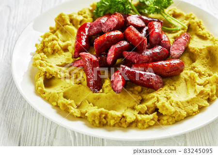 puree of green peas with fried spicy sausages 83245095