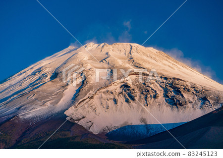(Shizuoka Prefecture) Snow makeup, the summit of Mt. Fuji in the morning sun (Shizuoka Prefecture) Snow makeup, the summit of Mt. Fuji in the morning sun 83245123
