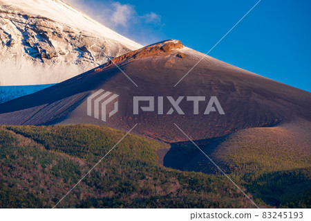 (Shizuoka Prefecture) Autumn leaves, snow makeup, Mt. Fuji in the morning sun, Mt. Hoei (Shizuoka Prefecture) Autumn leaves, snow makeup, Mt. Fuji in the morning sun, Mt. Hoei 83245193