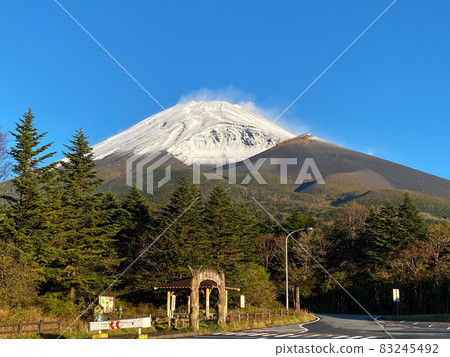 （靜岡縣）從水月停車場看到的白雪皚皚的富士山 83245492